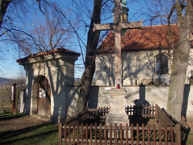 foto 161.jpg - Votivní kříž u hřbitovní zdi kostela sv. Jana Nepomuckého na Tetíně